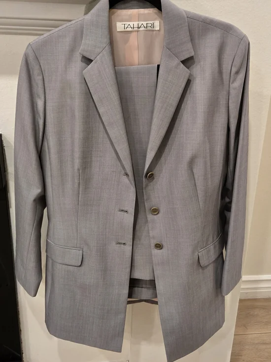 Brand New Light Gray Tailored Tahari Women's 2 piece Pants Suit. Size 8 - Picture 5 of 6